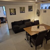 großes Ess- und Wohnzimmer, Leseecke mit Ledercouch, Prospekten, Wanderkarten, Ausflugsziele, Kleiderschrank