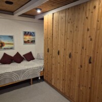 großes Ess- und Wohnzimmer, Leseecke mit Ledercouch, Prospekten, Wanderkarten, Ausflugsziele, Kleiderschrank