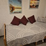 großes Ess- und Wohnzimmer, Leseecke mit Ledercouch und Ersatzbett