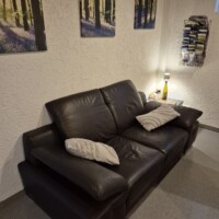 großes Ess- und Wohnzimmer, Leseecke mit Ledercouch, Prospekten, Wanderkarten, Ausflugsziele