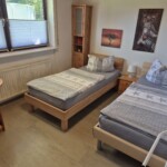 2. Schlafzimmer, Kinderzimmer, 2 Einzel Betten für genügend Platz, Kleiderständer, Schreibtisch, Spiele, Kommode, Natur Kautschukboden