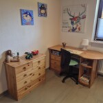 2. Schlafzimmer, Kinderzimmer, 2 Einzel Betten für genügend Platz, Kleiderständer, Schreibtisch, Spiele, Kommode, Natur Kautschukboden