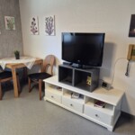 1. Schlafzimmer: großes Doppelbett, Kommode, TV, SAT, W-LAN, Natur Kautschukboden, Sitzecke, Leseecke, Bücher